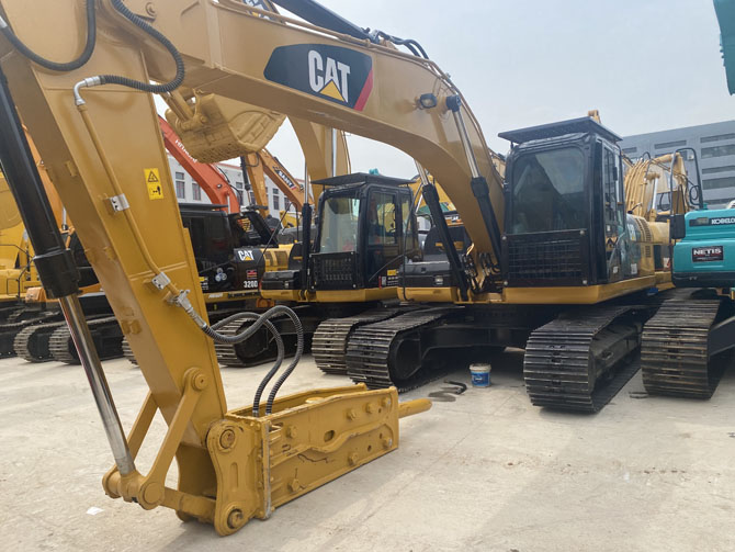 Cat 320D with Hammer