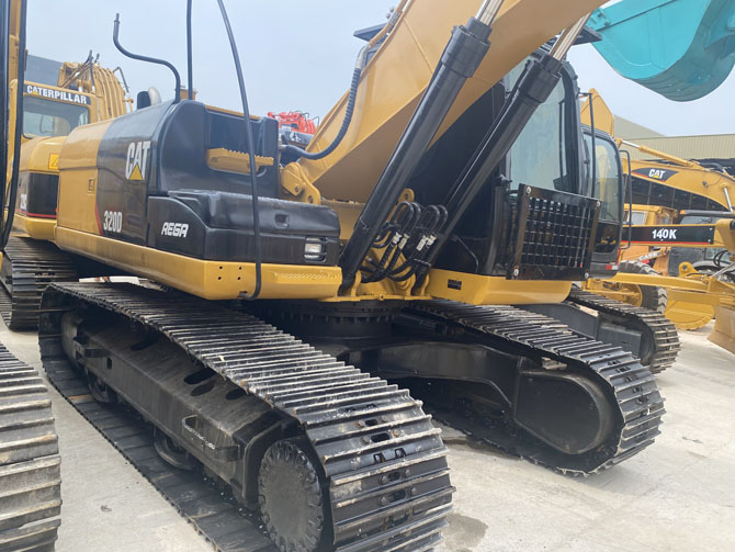 Cat 320D with Hammer